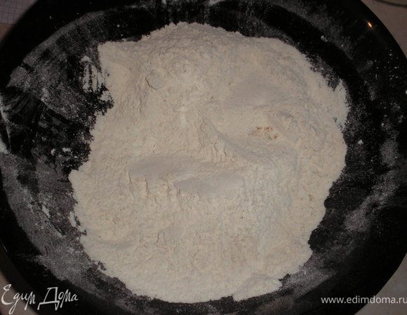 Муку, разрыхлитель, соду, специи,соль смешать.