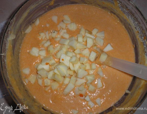 1 большое яблоко очистить, нарезать кубиками и добавить в тыквенную смесь. Добавить имбирь.