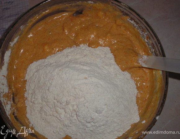 Добавляем мучную смесь к тыквенной, перемешиваем.