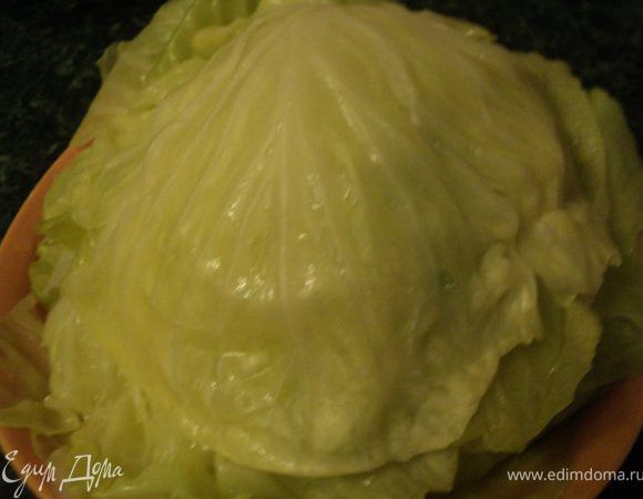 У головки капусты вырезать кочерыжку и слегка отварить, разбирая на листья по мере того как листья будут становиться мягкими. Срезать утолщения на листьях.