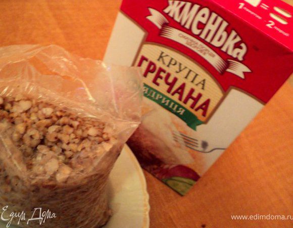 Отварить гречку 20мин, я брала в пакетиках, очень удобно. В горячую гречку добавить сливочное масло, перемешать. Сварить вкрутую 2 яйца.