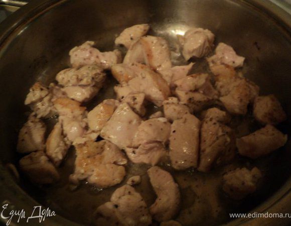 Куриное филе порезать кусочками и поджарить 10 мин на растительном масле,