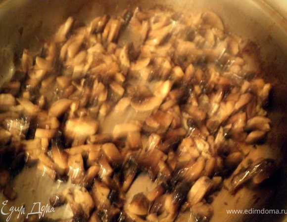 Шампиньоны порезать пластинками и поджарить на растительном масле.