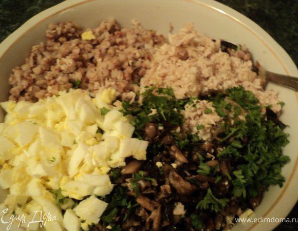 Готовые филе с луком и шампиньоны измельчить в блендере и добавить к гречке. Туда же добавить мелко порезанные вареные яйца и петрушку, 2 ст.ложки сметаны,