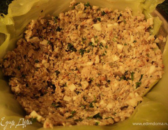 Выложить слой начинки  слоем 1 см на дно и по краям формы. Сверху выложить слой листьев капусты и снова фарш и так пока не заполнится форма. Верх накрыть листьями капусты, оставленными в 1 слое, смазывая яйцом со сметаной.