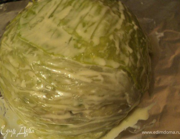 Перевернуть миску на противень ( я застелила его фольгой), смазать яйцом со сметаной. 