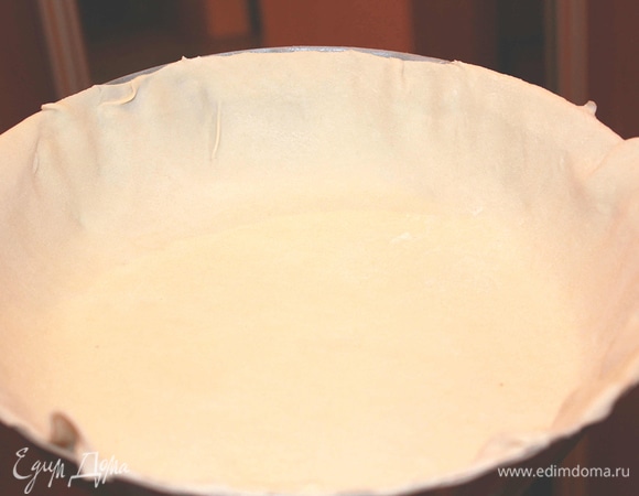 Подготовим тесто для пирога. Я беру готовое — его нужно только раскатать, уложить в заранее подготовленную форму, срезать лишнее.