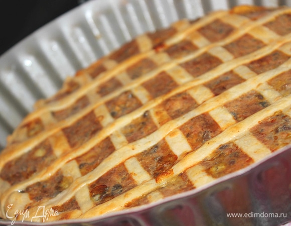 Уложить куриную печень на тесто, сверху выложить сливочную начинку. Украсить пирог полосками теста в виде решетки. Поставить в разогретую до 180°C духовку на 40–45 минут. После того как пирог подрумянится в духовке минут 15, можно достать его и смазать сверху небольшим количеством сметаны. Снова убрать в духовку до готовности. Приятного аппетита!