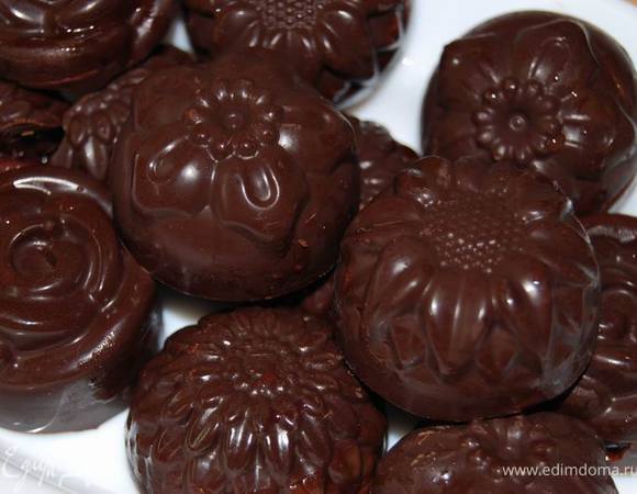 Достаем конфеты из формы и наслаждаемся. Получилось благородно-вкусно.