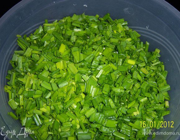 мелко нарезать лук