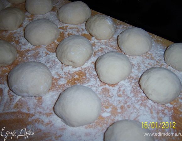 достать тесто и поделить на одинаковые небольшие шарики