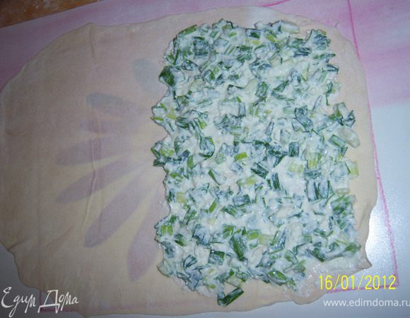 на одну половину положить начинку и равномерно распределить её не доходя до самого края.