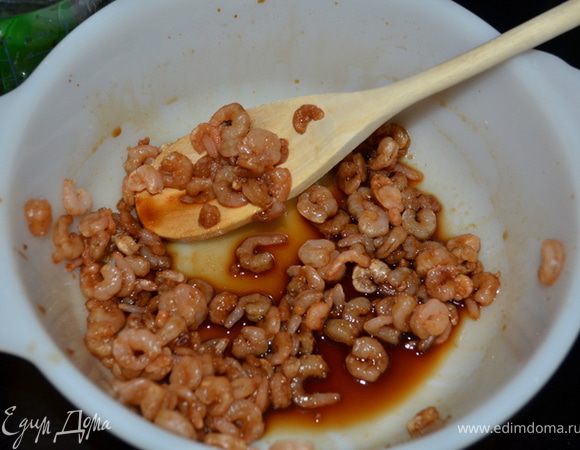 Смешать соевый соус с сахаром и кайенским перцем. Залить креветки полученным маринадом, оставить мариноваться.