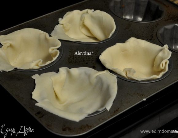 В крупных формочках для маффинов уложим тесто в 4 ячейки. Выпекаем как сказано в инструкции. Достанем из духовки и дадим остыть.

