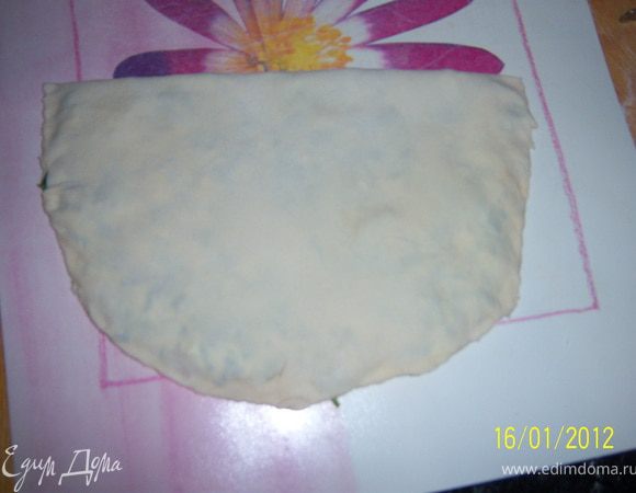 ...второй половиной накрыть, края придавить и кухонным колёсиком аккуратно срезать неровный край.