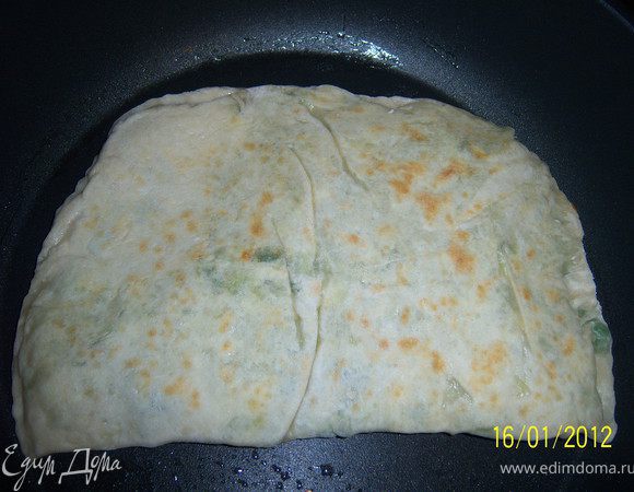 сковороду разогреть и помазать сливочным маслом(только один раз, а в последующие разы вытирать салфеткой), затем положить чуду и готовить с обеих сторон, сначала с одной стороны, а затем с другой.