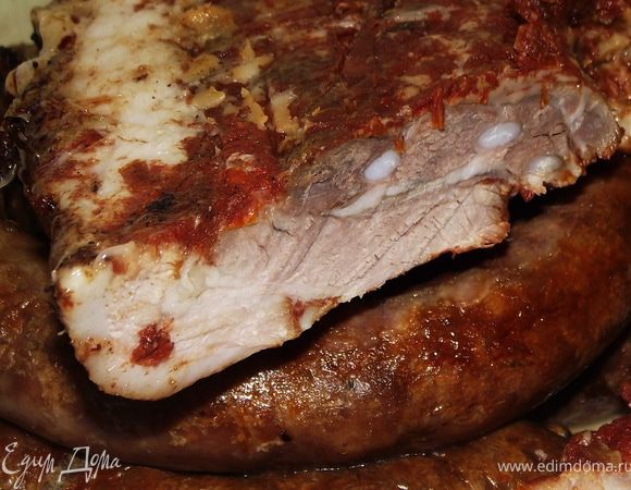 Помидоры измельчить в блендере,смешать их с чесноком,перцем ,солью .Добавить лавровый лист.
Залить подчеревок и поставить на сутки мариноваться при комнатной температуре.
Затем подчеревок помещаем в рукав для запекания и печь при 180* 1 час 30 минут.Подчеревок охладить под прессом.
Смачного