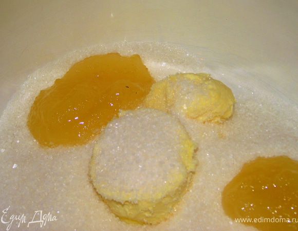 Приготовление теста:
Масло сливочное, сахар и мед выложить в большую эмалированную либо стеклянную миску и поставить на водяную баню.Когда сахар полностью растопится и получится однородная масса, снять с огня.