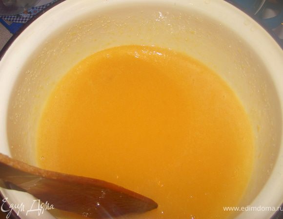 Вбить в полученную смесь яйца. Яйца необходимо вбивать по одному и сразу же тщательно и быстро перемешивать, чтобы они не сварились.
