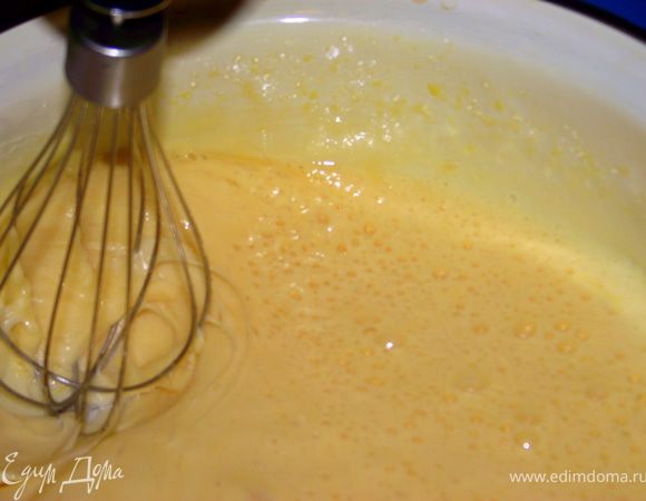 Полученную массу снова поставить на водяную баню и непрерывно помешивать 4 минуты.Не снимая с огня добавить 2 ч.л. соды. Масса резко начнет увеличиваться в объеме. Непрерывно помешивать до тех пор, пока масса не увеличится приблизительно в 3 раза.