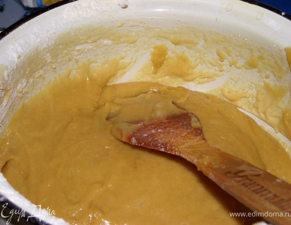 Не снимая с огня, добавить 2 ст. муки и быстро тщательно размешать. Если увидите, что тесто жидковато, то добавьте еще 0,5 ст. муки.Тесто снять с пара.