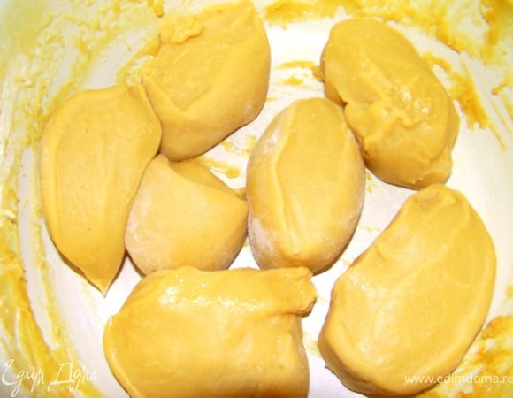 На столе ровным слоем выложить 1 ст.муки.Массу выложить из миски на муку и сразу же тщательно перемешать. Оно не должно быть очень жестким, и в тоже время очень вязким тоже не должно быть.Обвалять его в муке, сформировать из теста «колбаску» и разрезать ее на 7 равных частей.Каждую часть снова слегка обвалять в муке, накрыть полотенцем, чтобы тесто не остывало.