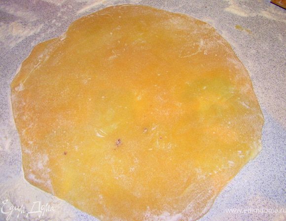 На стол насыпать немного муки, раскатать тонкие коржи, я брала D=26 см.Духовку разогреть до температуры 200 градусов выпекать примерно минут 4-5.Дать коржам остыть.