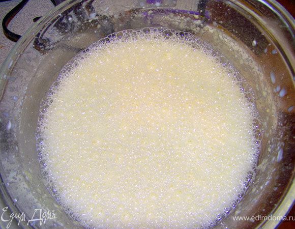 Приготовление крема:
В стеклянную миску вбить 1 яйцо, высыпать сахар. Хорошо перемешать.
В полученную густую массу добавить 1 ст.л. с горкой муки и ванилин. Опять хорошо перемешать.
Добавлять по-немногу молоко, тщательно перемешивая до однородной массы.
Поставить на водяную баню и, непрерывно помешивая, почти довести до кипения. К этому моменту масса начнет густеть.
