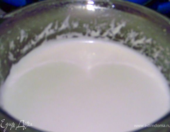 Снять с пара и остудить до комнатной температуры.
В заварную смесь добавить мягкое сливочное масло и хорошенько взбить миксером около 10 мин.
Затем добавить сметану комнатной температуры и перемешать все ложкой.