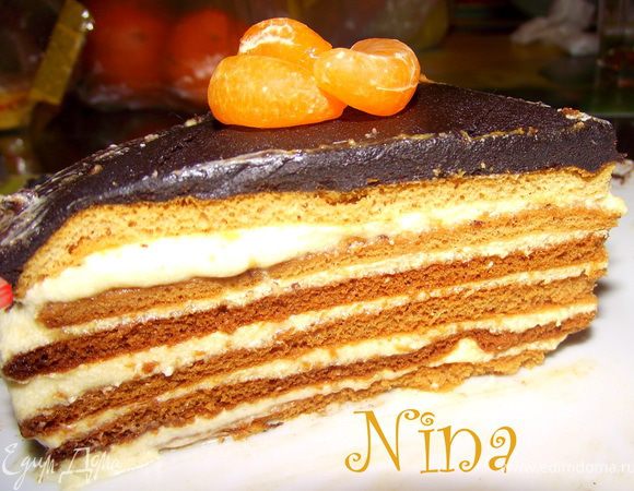 Приготовление помадки:
Сахар и какао смешать со сметаной, добавить масло и поставить на огонь.
Непрерывно помешивая, довести до кипения. Остывшие коржи по одному класть в разъёмную форму и промазывать кремом, сверху полить помадкой и отнести на балкон или в холодильник. 
