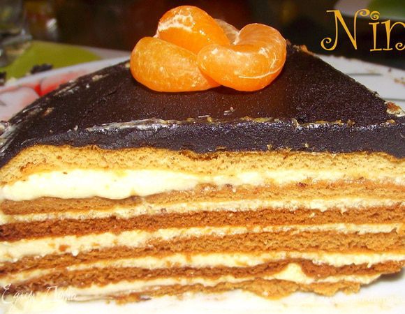 Приятного аппетита!
Советы:
Коржи раскатываются легко, пока тесто теплое. Поэтому не давайте ему остыть – раскатывайте коржи один за одним очень быстро.
Крем лучше взбивается, если заварная масса, сметана и масло одной температуры. Поэтому позаботьтесь об этом заранее и достаньте все ингредиенты из холодильника.