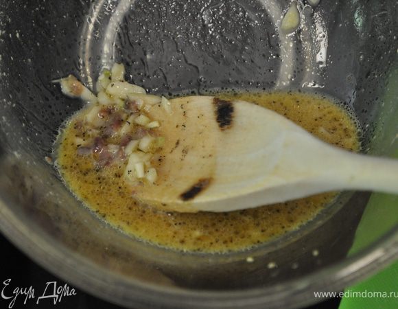 Для соуса все перемешать в кухон.процессоре. Либо мелко порезать ножом. Перемешать лимон.сок с горчицей,остальные продукты для соуса.