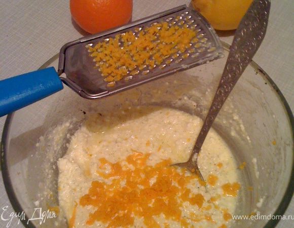 Хорошо перемешиваем творог, яйца, сахар. 
Затем добавляем муку, соду и цедру апельсина.
