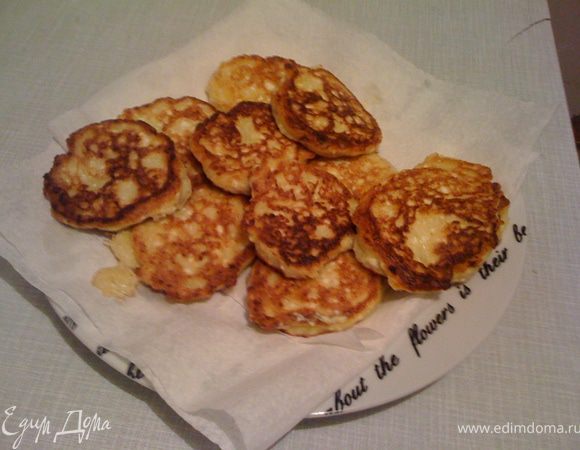 На сковороде разогреваем масло, жарим сырники до золотистого цвета. 
Выкладываем на салфетку чтобы лишнее масло в нее впиталось.
