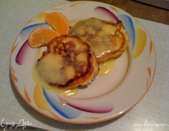 Собираем десерт: кладем сырник, поливаем кёрдом. Приятного аппетита.