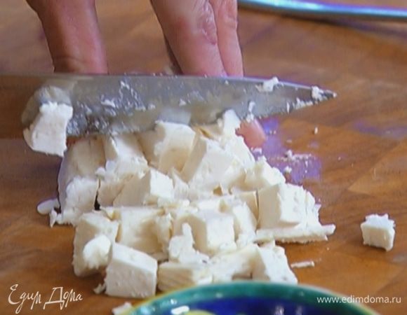 Фету нарезать маленькими кубиками.