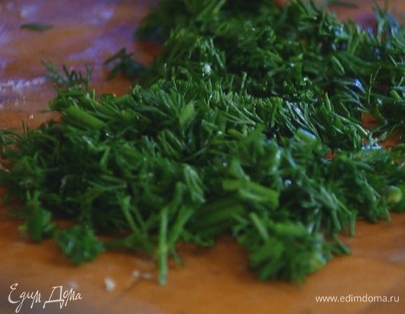 Укроп мелко порубить.