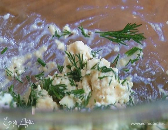 Творожную массу смешать с фетой и укропом так, чтобы остались небольшие кусочки феты.