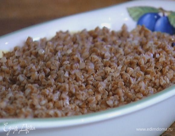 Керамическую форму для выпечки смазать сливочным маслом, выложить половину вареной гречки, на нее поместить творожную массу, а сверху оставшуюся гречку.