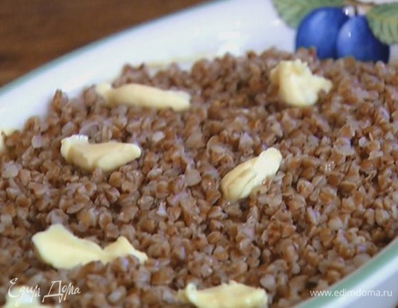 Оставшееся сливочное масло нарезать небольшими кусочками и разложить сверху на гречке.