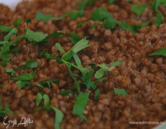 Петрушку мелко порубить и посыпать готовую кашу.