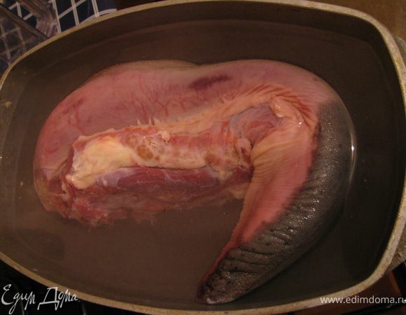 Тщательно промытый язык заливаем холодной водой и доводим до кипения. Кипятим несколько минут, пока не начнёт подниматься шапкой пена.