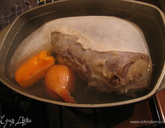 Сливаем воду, вместе с пеной, разумеется, и начисто моем кастрюлю. Языки промываем холодной водой, чтобы удалить остатки пены, возвращаем в чистую уже кастрюлю, заливаем кипятком, чтобы полностью покрыло, и доводим до кипения. Появится ещё немного пены, которую мы легко снимем. Кладем в кастрюлю морковку и лук, накрываем кастрюлю крышкой и, убавив огонь до минимального, провариваем так минут 30-40.