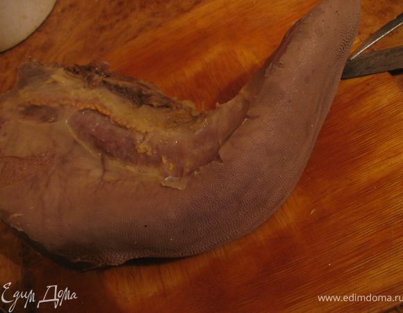  Сварившийся язык обдаём холодной водой так, чтобы его спокойно, не обжигаясь, держать руками, и снимаем с него кожицу.