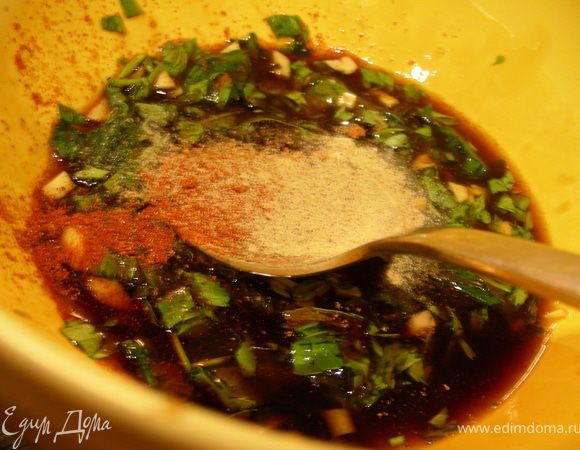 Мелко нарезаем травки. Смешиваем все ингредиенты для маринада. Добавляем его к курочке и оставляем часов на 5.
