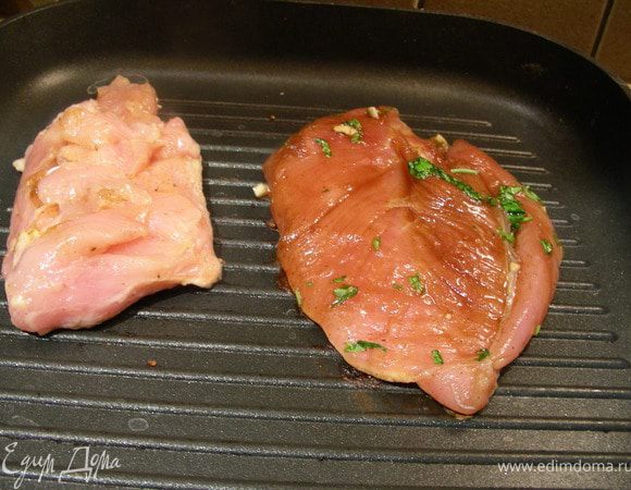  В рецепте предлагают курочку готовить на барбекю, периодически поливая соусом (для ножек минут 25). Я сделала так: грудку обсушила, обзарила на сковороде-гриль минут по 5 с каждой стороны. Затем переложила ее на фольгу (сначала закрыла ее, а ближе к концу открыла) и запекала в духовке до готовности, периодически поливая соусом. 
