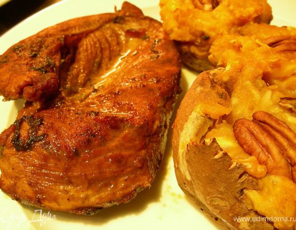 Выкладываем курочку на тарелку, добавляем гарнир по вкусу (у меня батат, запеченный с яблоками и орехами пекан http://www.edimdoma.ru/recipes/35183) и подаем. Приятного аппетита))