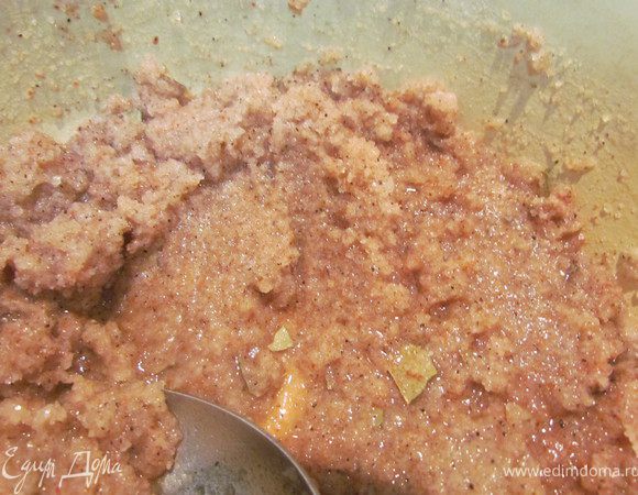 Подготовим наше филе, удалим косточки. Смешаем соль, специи, спиртное. Я готовила и со спиртным, и без спиртного. И так, и так получается очень вкусно. Спиртное выступает как ароматизатор и хороший консервант.