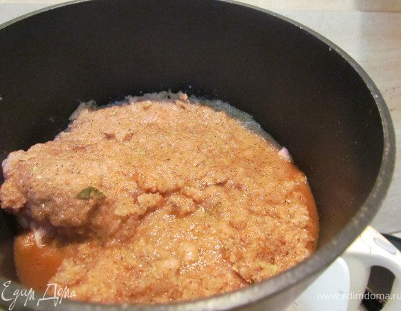 Хорошенько натираем куриные грудки получившейся смесью (именно натираем, а не просто засыпаем), кладем в емкость, затягиваем ее пищевой пленкой и отправляем в холодильник на 12 часов!!!!!