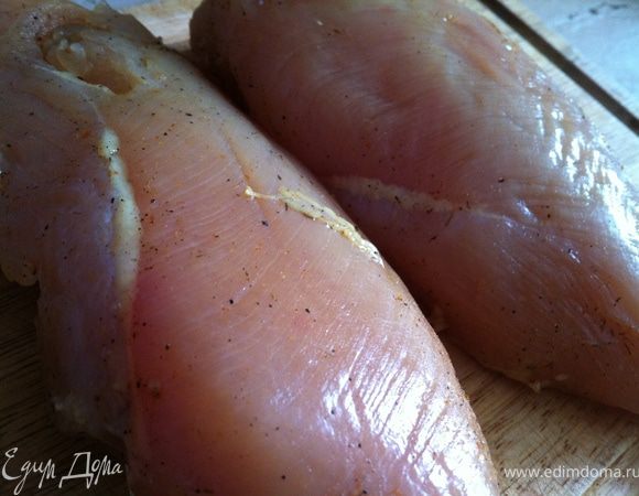 Через 12 часов ХОРОШО промываем грудки холодной водой и высушиваем их при помощи полотенца. 